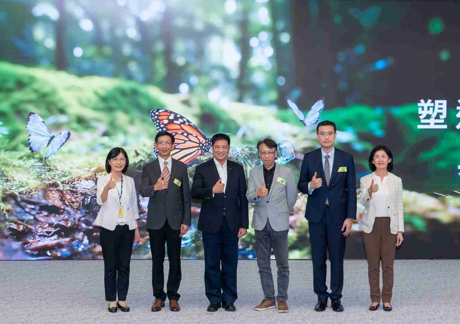 友達2023 CSR共榮大會，，，，邀請領域專家分享交流生物多樣性管理趨勢、、無塑產品、、、海廢永續塑料等議題  （圖左到右：友達光電永續長古秀華、、3M台灣技術長陳君杰、、友達光電董事長暨集團策略長彭双浪、、、、光寶科技企業永續發展處處長陳慶暉、、、、安永聯合會計師事務所執業會計師曾于哲、、、友達光電供應鏈總部副總經理吳宜芳）