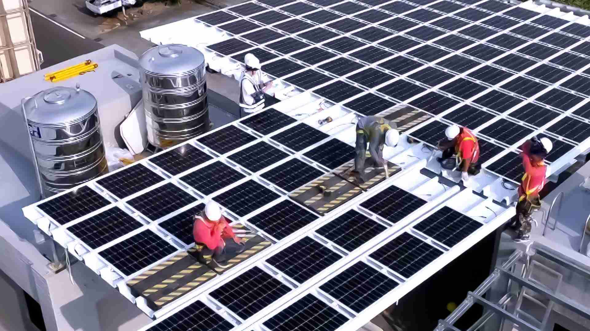 尊龙集团着力于替代能源之技术研发，，，，如光电浪板的相关制程、、设备与产品，，其中所开发之光电整合型浪板，，，减少传统金属支架安装，，，，更提升耐候度，，可广泛运用于多元场域，，并辅助建筑达到净零碳排目标