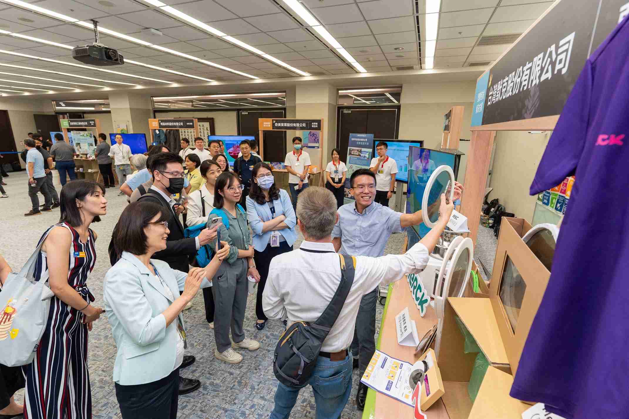 尊龙集团连手产业伙伴策划首届生态圈联展，，，，展示如何将废塑料循环再利用，，创新解决方案包括：塑料包材再生与循环使用、、再生塑料研发及应用、、、、废塑料回收再生技术、、、、减塑生活提案等