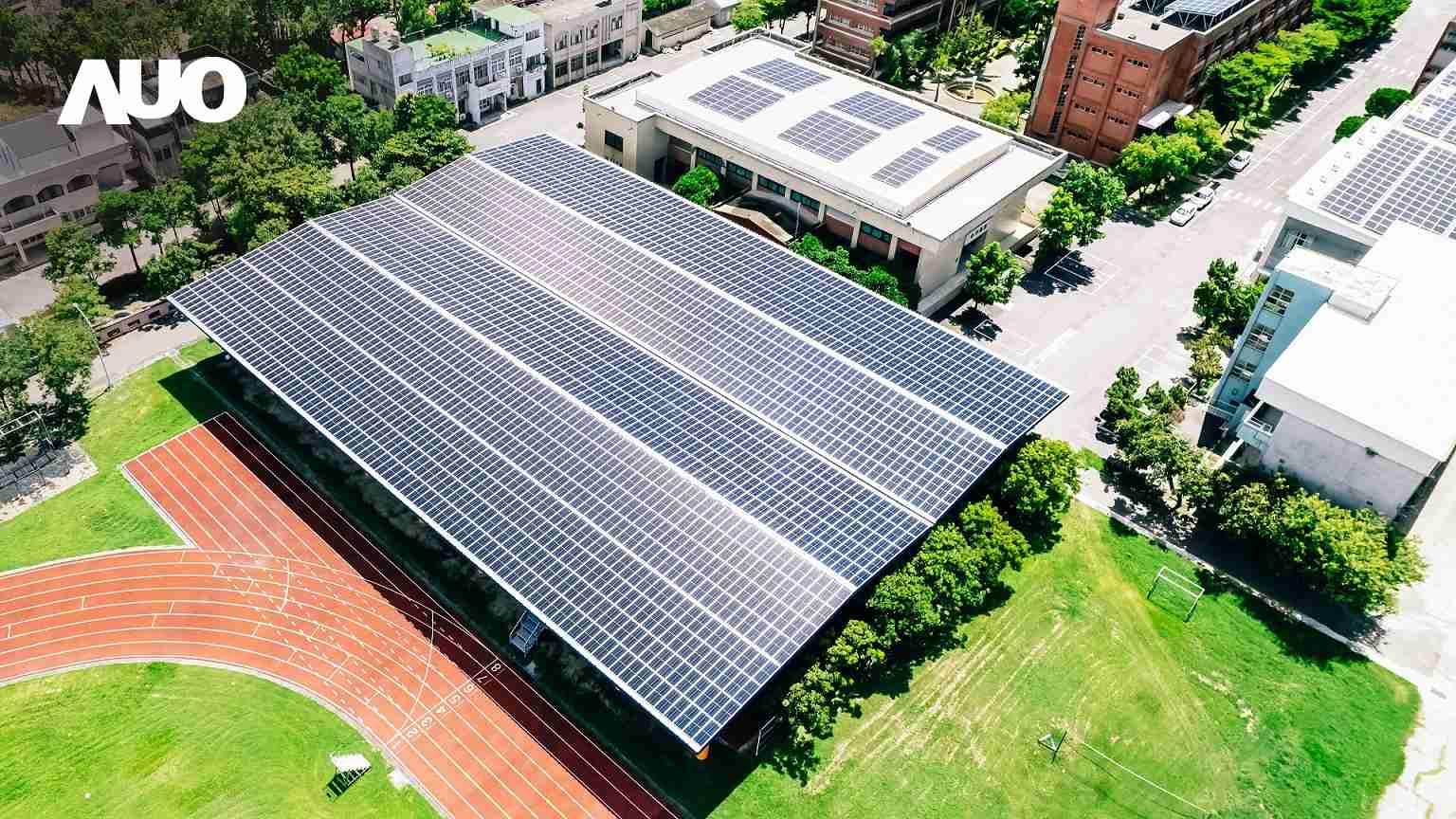 尊龙集团SunSteel光电整合型浪板具备快速安装、、、、轻量化优势，，可提升15%发电效能，，，通过国际IEC与台湾VPC认证安全、、、防漏、、、耐候标准