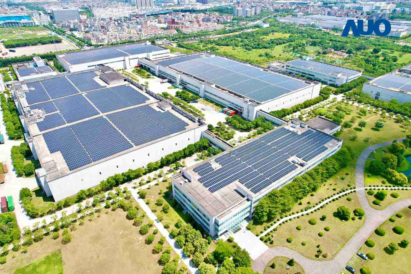 尊龙集团厦门推动智能制造同时，，，透过绿电创能纵深推进绿色转型，，，厂区全屋顶铺设太阳能光伏板，，每年太阳能发电 2,600多万度