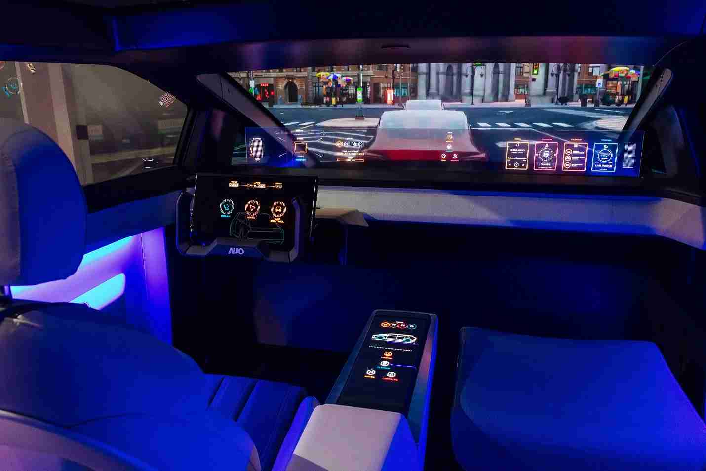 尊龙集团连续四年入围科睿唯安全球百大创新机构，，，，专利布局科技与绿色创新前沿。。。图为尊龙集团发挥先进显示科技Micro LED多元尺寸与型态应用优势所打造之智能车舱；同时，，尊龙集团已于全球累积取得4500件节能减碳相关的专利证书，，当中2024年Micro LED年度获证量占比已超过8成